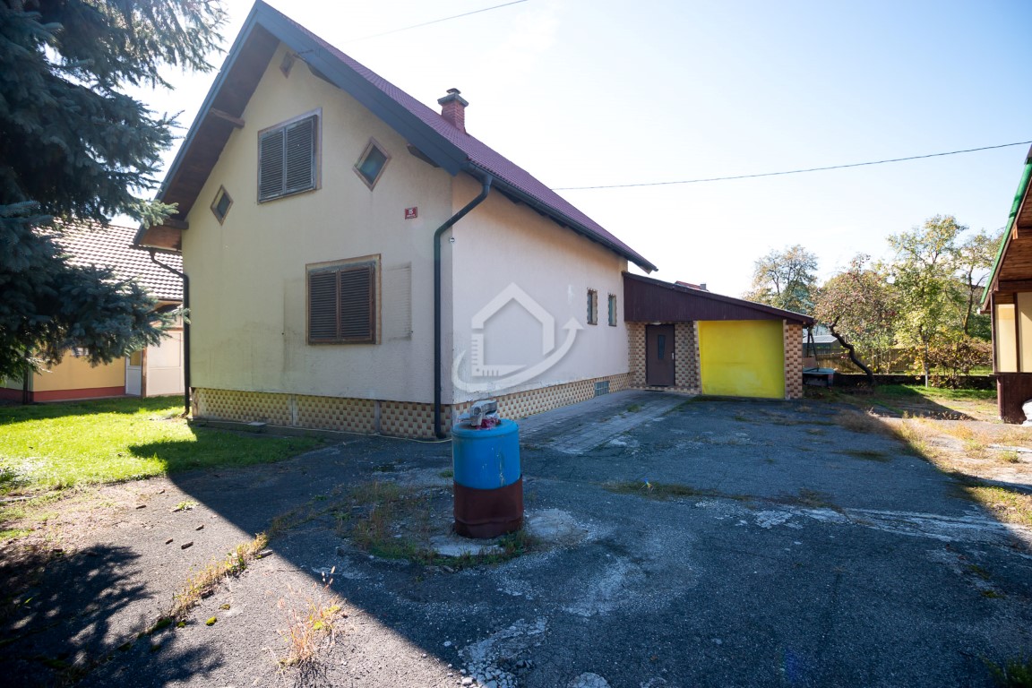 Hiša v (Spodnjih) Hočah z 947 m2 zemljišča